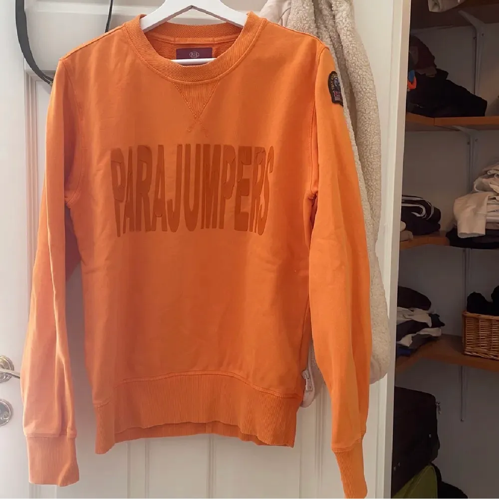 Orange sweatshirt från parajumper! Qr-kod finns på sista bilden!. Tröjor & Koftor.