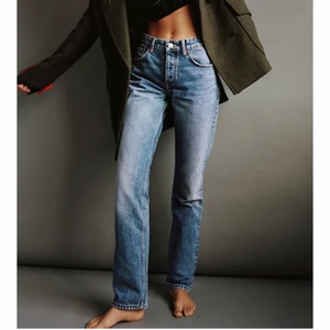 Zara jeans  - Säljer dessa trendiga zara jeans som är helt slutsålda på hemsidan. Helt oanvända då de var för små för mig. Storlek 40 men passar även 38. 200 kr eller bud över. Köparen står för frakten. KÖP DIREKT FÖR 650 KR💖