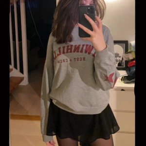 Grå sweatshirt - Säljer denna sweatshirt med snygg detalj på armen, säljer pg använder knappt, behöv av pengar 💕 köpare står för frakt 