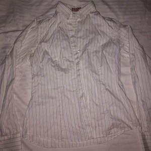 Vit randig skjorta - Vit figursydd skjorta med svarta ränder. Väldigt fin med sina stora ”muddar” i ärmarna. Storlek M, för liten för mig med större byst.