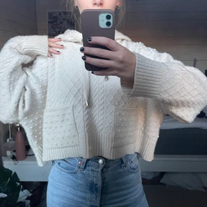 Zara tröja  - Fin stickad tröja från Zara, fint skick och sparsamt använd. Sitter bra på S/M 