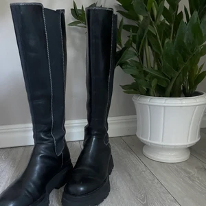 Knähöga stövlar  - Ursnygga knähöga stövlar🤍 köpta nu i höst/vinter, säljer pågrund av att jag inte får nån användning av dem tyvärr.  Resår i sidorna (se bild) så anpassningsbar för alla storlekar:) köparen står för frakten🤍  jag är 164 cm lång och stövlarna slutar precis under knät på mig (se tredje bilden) 