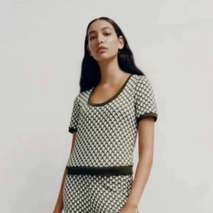 Zara topp - Jättefin topp/tshirt från Zara. Den är aldrig använd då jag inte tyckte att den passade på mig så bra. Den är i storlek L men passar och M och kanske S om man vill att den ska sitta oversized! Köparen står för frakten💕