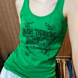 Linne med tryck - Linne med as coolt tryck. Lappen är klippt men skulle säga den strlk S/M? 