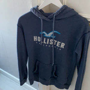Hollister hoodie  - En klassisk fin hollisterhoodie! Haft den ca 2 år hängandes i garderoben men knappt använd därav är den i bra skick! Förhoppningsvis kan någon annan få mer användning av den! Skriv till mig om mer info! Går att diskutera priset! Köpt på Hollister i Täby c för 600 kr! 