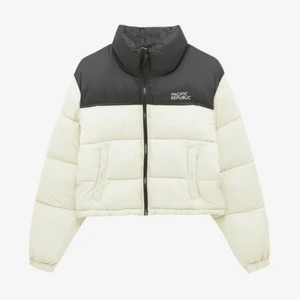 Pull&bear vinterjacka - 🚨INTRESSEKOLL🚨 för min vita pull&bear jacka. Säljer denna då jag redan har en i brun. Knappt använd, nyskick. Skriv ifall de finns intresse. 