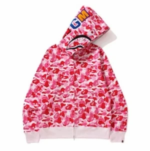 Bape ABC Camo Pink Shark Hoodie - Bape ABC Camo Pink Shark Hoodie i Strlk L men passar även M. Helt ny och oanvänd, GRATIS FRAKT 📦