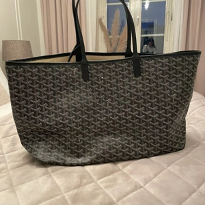 Goyard väska - Mycket använt och tyvärr ganska sliten vid handtagen- därav priset. I övrigt förutom handtagen fint skick. Handtagen kan fixas vid behov. 
