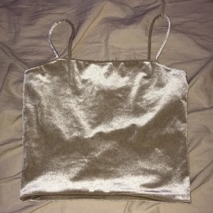  Sammetslinne från Gina Tricot! -  Säljer ett jättefin sammet linne från Gina Tricot. Använd ett fåtal gånger! Jättefint skick!! Frakt ingår! 