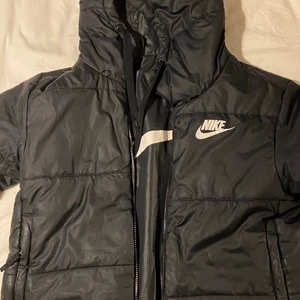 nike reversable puffer jacket - jättefin Nike jacka som man kan vända på! köpte förra året, nypris 1299kr! den är i nyskick överallt, isolerar och en sida är vindtät!💗💕