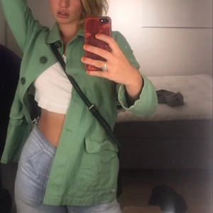 Grön kavaj  - Säljer denna gröna kavaj som är rätt lång i modellen jag är 163cm💖💖💖skriv vid frågor💖💖💖buda gärna privat 