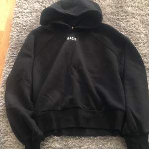 Svart snygg hoodie med tryck (basic). Köpt från Gina tricot för ett år sedan. Storlek S. Jätte fint skick, nästan som ny! 💕