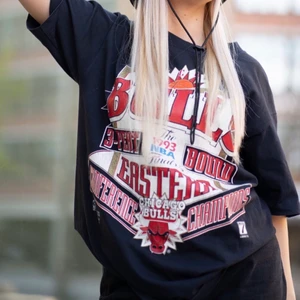 RARE vintage t-shirt Bulls NBA 1993 - Single stitch, m tag. Värderad till 1000kr men jag släpper för 800kr. Diskuterbart vid snabb affär. Det finns FÅ av denna i världen. Investering. STORLEK M.