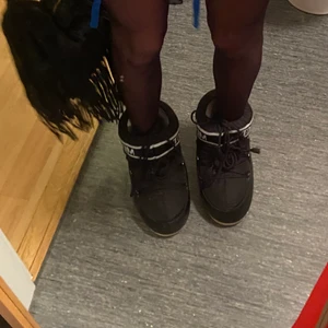 Moon boots  - Svarta låga moon boots köpta på asos för 1223kr i oktober 2021, i gott skick och som nya, storlek 39-41