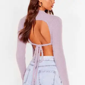 Säljer denna superfina lila tröja från Nasty gal med öppen rygg. Den är både superfin och jätte skön men kommer inte till användning. Färgen skulle jag säga att någonstans mellan bilderna på hemsidan och min bild. Endast använd 1 gång.