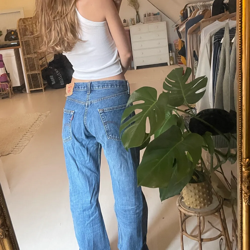 Lågmidjade vintage Levis jeans i perfekt jeansfärg!! Verkligen perfekt modell men tyvärr lite stor för mig! Midjemått mått rakt över: 41cm, innebernslängd: 76cm. Jag är 165 cm lång. Köparen står för frakten 🌈 budgivning avslutas på måndag eller köp direkt för 300kr. Jeans & Byxor.
