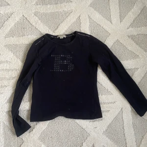 Burberry långärmad - Svart långärmad tröja från Burberry. Storlek 140!!! Säljer för 255kr, fri frakt 🚚🤍🤍