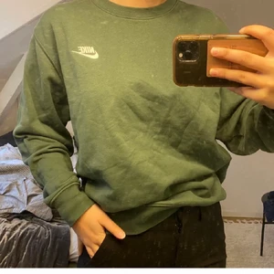 Nike collagetröja - Collegetröja från Nike i mörkgrön ⭐️ passar storlek xs-m om man vill ha lite oversized 💕