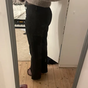 Lågmidjade kostymbyxor  - Lågmidjade svarta kostymbyxor i storlek 38 från Wera. Tyvärr lite korta på mig som är 172 så säljer därför, men skitsnygga! Buda från 200💘
