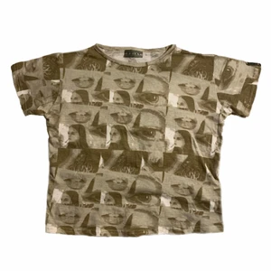 t-shirt med coolt print - en såå cool t shirt med trendigt grönt print som är helt oanvänd🧚 tar emot att sälja men har redan liknande plagg, är det flera intresserade så blir det budgivning🧃 jag är en xs/s men passar även upp till M men blir då lite tajtare ;)