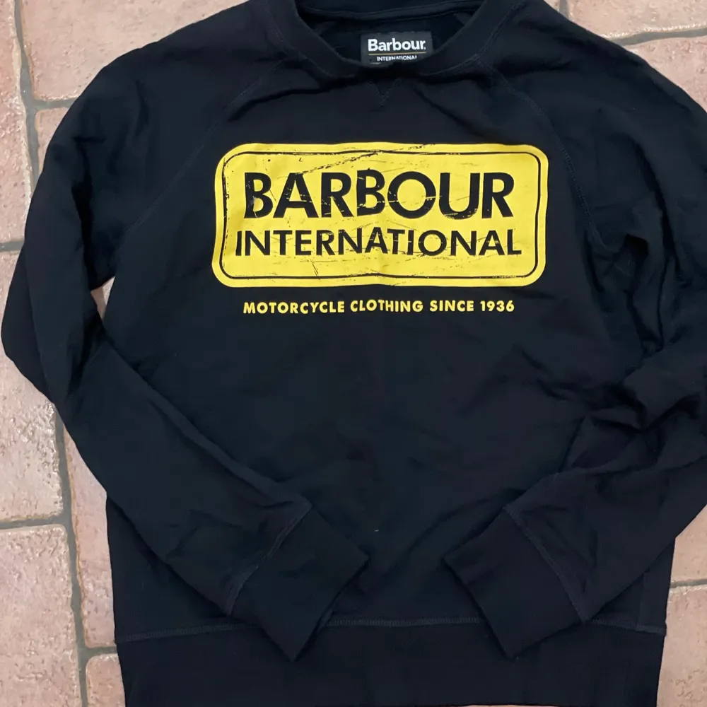 svart barbour hoodie storlek L-junior /12-13 år. Hoodies.