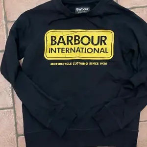 svart barbour hoodie storlek L-junior /12-13 år