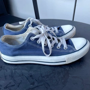 Mörkblå Converse 38 - Mörkblå låga Converse i storlek 38. Använda ett par gånger, bra skick.