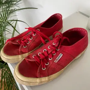 Röda Superga skor, super sköna!!!! ❤️ Kan skicka men köparen står för frakten. :) 