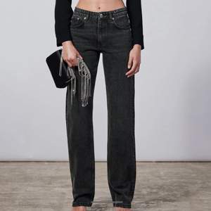 Supersnygga trendiga mid waist jeans från zara💞knappt använda, säljer för att dom är förstora på mig❤️