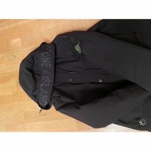Stone island vinterjacka - Äkta stone island jacka limited edition!!!! Använd 4-5 gånger så är i väldigt bra skick! Återkom om ni vill ha fler bilder eller har frågor! Storlek L i herrstorlek men passar även M! 🤍☺️