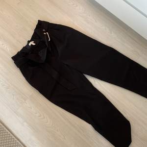 Svarta kostymbyxor från H&M, storlek L. knappt använda, bra kvalitet köpta för ca 400kr