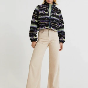 Jeans från pull&bear (38) - Helt ny aldrig använd. Säljer tyvärr eftersom den var lite för stor. 200kr, lägg gärna bud :) köper står för frakt