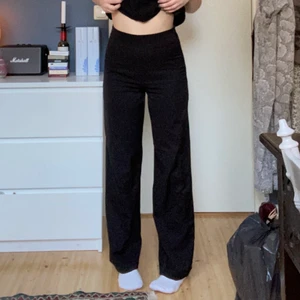 Kostymbyxor - Svarta kostymbyxor från Bik Bok. Det finns en dragkedja på sidan att knäppa med. De är använda så de är lite knottriga 🌸 