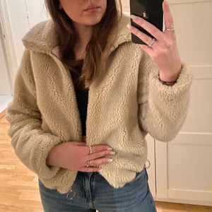 Teddyjacka - Mysig och varm jacka i Teddy material. Köpt på HM i storlek xs, men passar mig som vanligtvis är en s/m i jackor. Säljer för 170kr, köparen står för frakten 