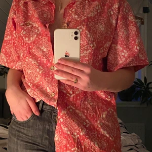 Röd mönstrad kortärmad skjorta - Skitsnygg solblekt skjorta. Nice med ett linne, T-shirt, sweatshirt eller hoodie. Säljer för den inte kommer till användning. Går att pruta