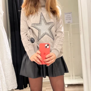 Stjärn tröja - Jättefin helt ny tröja köpt i Köpenhamn! Köpt på en liten butik och är använd 1 gång, säljer eftersom jag inte riktigt tycker att den är min stil! 