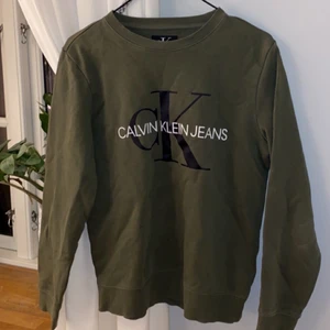 Calvin Klein - Grön ck sweatshirt, inga direkter. Storlek xs/s