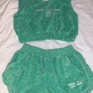 En dress med shorts och en topp. De är gröna med ett slaks handduks tyg.⚡️
