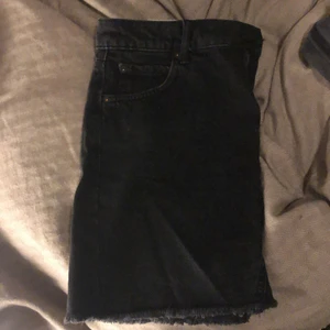 Jeanskjol  - Tvättad svart jeanskjol från mango, strl S. Fransar längst ned. Använd en/två gånger. Jättefin men har tyvärr blivit för liten för mig. Köpt för runt 300kr, säljer för 90kr +frakt. 