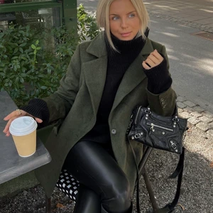 Blazer - Hej!😊 Säljer denna snygga blazer som är köpt från Lojsan Wallin X Bubbleroom💋 Den är lite tjockare i materialet vilket är en fördel om man vill att den är lite varmare. Har inte använts så mycket och det är just därför jag säljer den. Lånade bilder från Lojsan hon själv men hör av dig om du vill ha bilder privat. Köptes för 1100kr💕