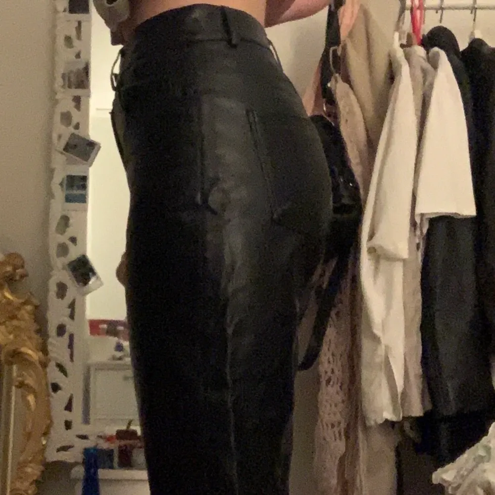 Dessa är fusk läderbyxor från NA-KD❤️ sitter väldigt fint på kroppen❤️. Jeans & Byxor.