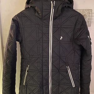 Peak performance i stl S - Säljer en jättefin Peak performance skid/vinterjacka i stl S. Mycket dyr i inköp. Passa på och gör ett fynd. 