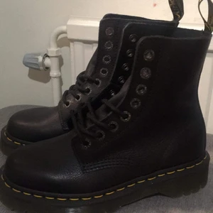 Dr.Martens kängor stl 38 - Helt nya, oanvända Dr Martens Kängor,  stl 38.  Nypris 2200kr Säljes för 1300kr  Säljes pga dubbel uppsättning efter födelsedag. Finns i Borås Men kan skickas mot fraktkostnad.