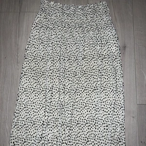 Kjol från ginatricot - Kjol från ginatricot i strl XS.  Nypris: 399kr Mitt pris: 50kr Frakt tillkommer! Vid snabb affär kan priset diskuteras.