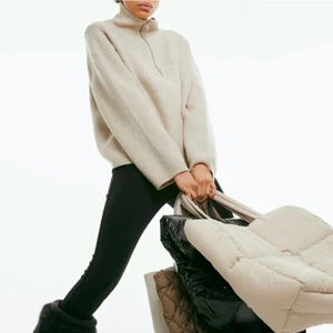 Stickad tröja  - ‼️Lägger upp igen pga oseriösa köpare‼️ Superfin nyinköpt stickad tröja från H&M, endast använd 1 gång men inte min stil därav försäljning!! 🤩 Passar XS-M beroende på hur man vill att den ska sitta. 💗 Gratis frakt vid köp av fler plagg (minst 4st), betalning via swish ✅