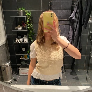 Stickad tunn väst - Supersöt stickad tunn beige väst!