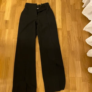 Zara kostymbyxor. - Snygga svarta kostymbyxor med slits. Använder ej. Storlek S. SÄNKT PRIS!!
