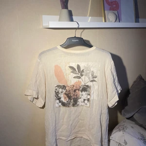 T-shirt med volang ärmar 🥰 - Jättefin t-shirt från MANGO som inte längre kommer till användning 