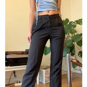 Svarta kostymbyxor - Svarta typ midwaist kostymbyxor storlek 34 (men jag som är 36 får på mig dom) Inköpta från Asos, har använt mycket - på bild tre ser ni hur jag stresslagat ett hål och storleken på det 🧸 går nog att göra snyggare men är för lat 🙃 men ja, därav priset. Finns i Malmö eller skickas mot fraktkostnad ❤️‍🔥
