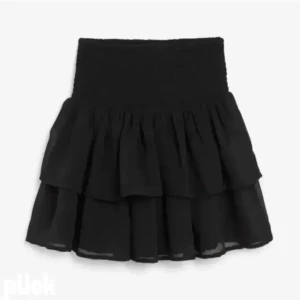 Söker denna ungefär! - Söker detta plag, den ska vara svart och helst kosta runt 150-200❤️❤️